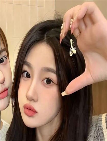 果凍傳媒楊麗娟在線播放_扒開老師雙腿猛進入出白漿